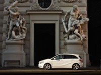 Mercedes-Benz B-Class 2012 photo